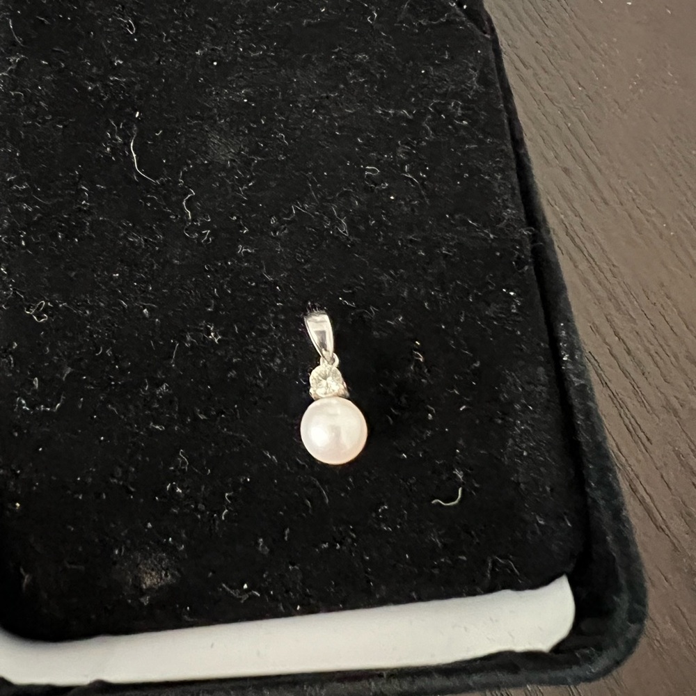 Elegant Pearl Pendant Necklace